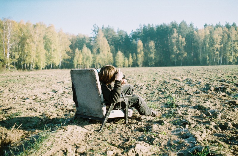 Поле сидит. Фотосессия в кресле на природе. Человек сидит в поле. Кресло в поле. Фотосессия со стулом в поле.