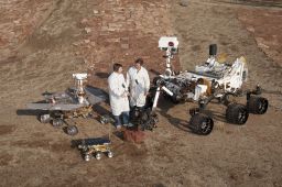   (PIA15279_3rovers-stand_D2011_1215_D521-br2.jpg, 210.47 Kb, 463 )